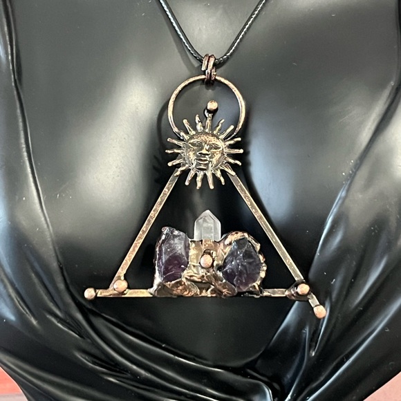 The Solar Alchemist: A Celestial Amethyst & Quartz Talisman - Picture 3 of 4